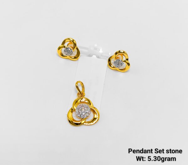 Exquisite 4.30 Gram 22KT Gold Jewelry Set: Floral Pendant with Matching Studs
